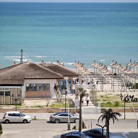 Pe Plaja Cu Laterala La Mare
