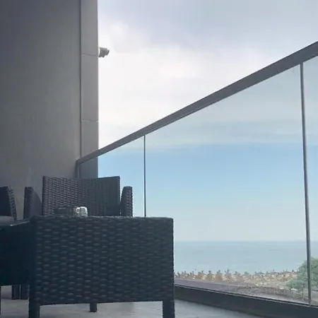 Pe Plaja Cu Laterala La Mare